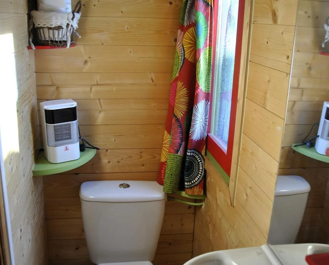 Chambre D'Hote Dans Roulotte Amenagee Tout Confort Kitchenette Sdb La Fee Favie Villy-le-Bouveret France