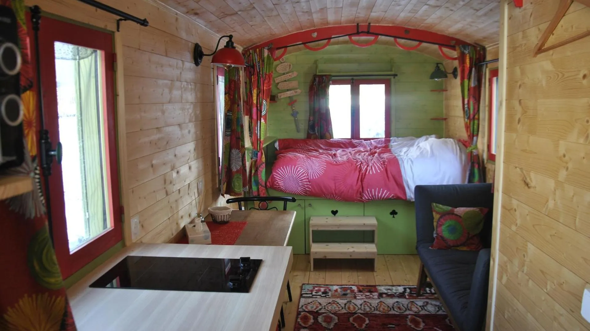 Chambre D'Hote Dans Roulotte Amenagee Tout Confort Kitchenette Sdb La Fee Favie Villy-le-Bouveret Bed & Breakfast
