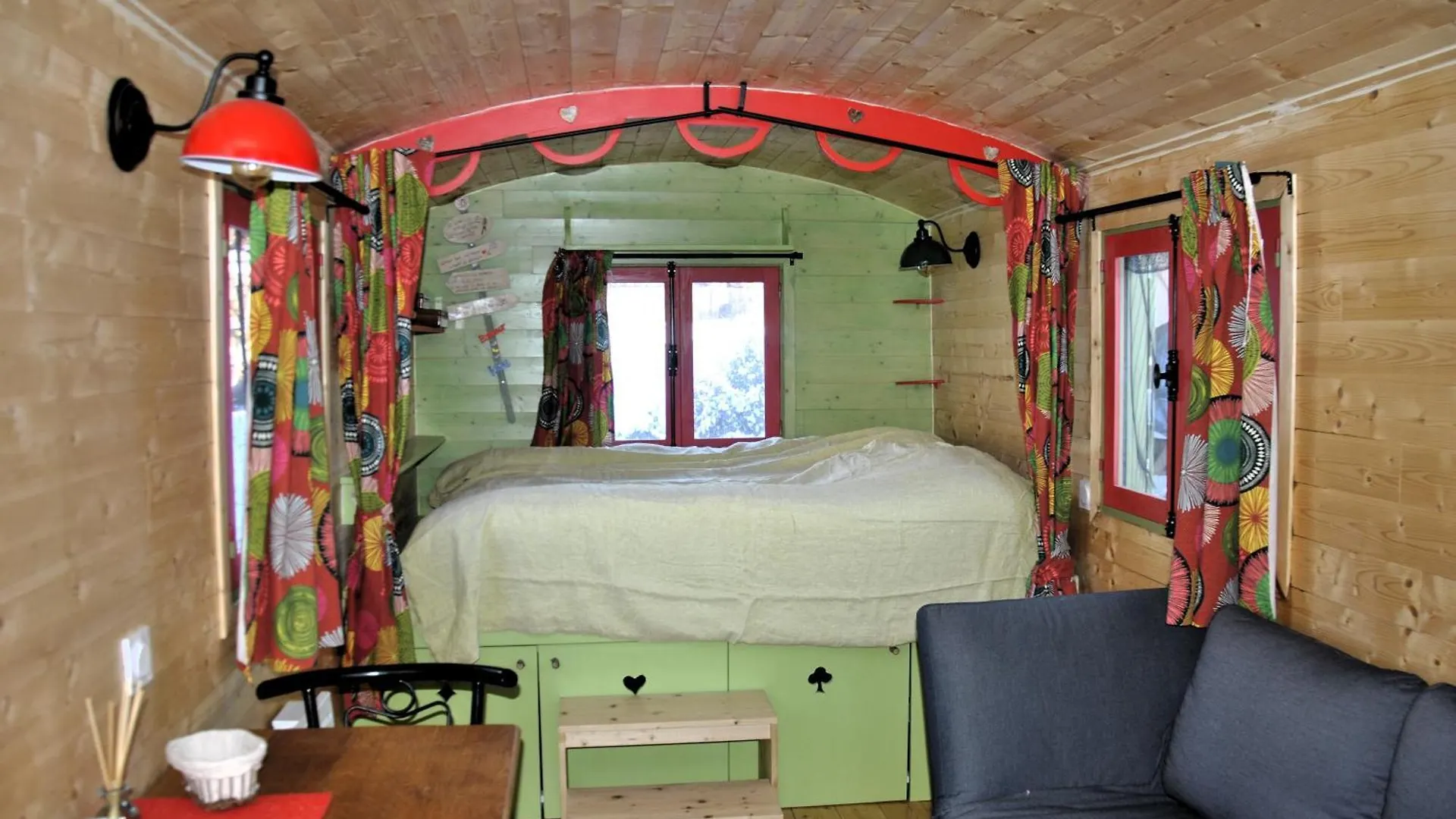 Chambre D'Hote Dans Roulotte Amenagee Tout Confort Kitchenette Sdb La Fee Favie Villy-le-Bouveret 0*,  France