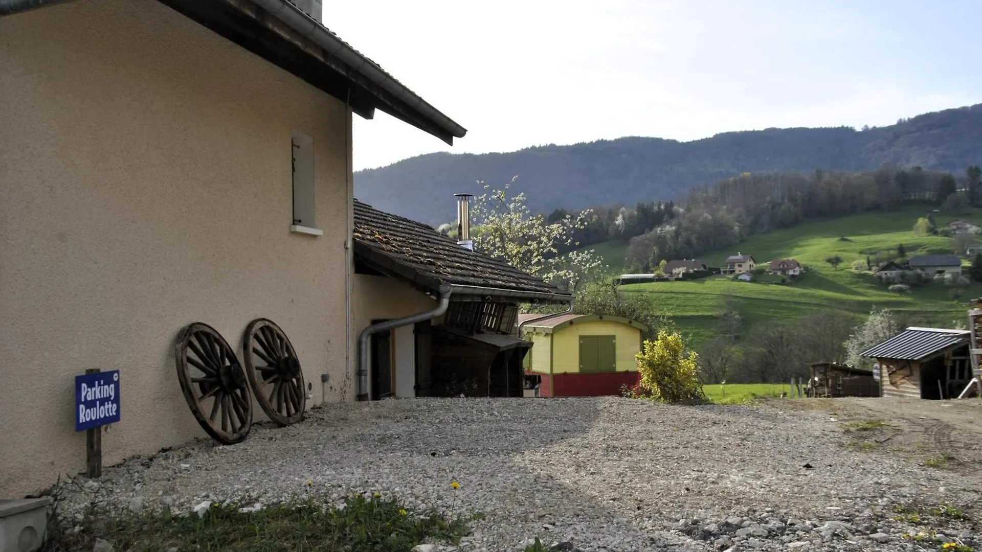 Bed & Breakfast Chambre D'Hote Dans Roulotte Amenagee Tout Confort Kitchenette Sdb La Fee Favie Villy-le-Bouveret France