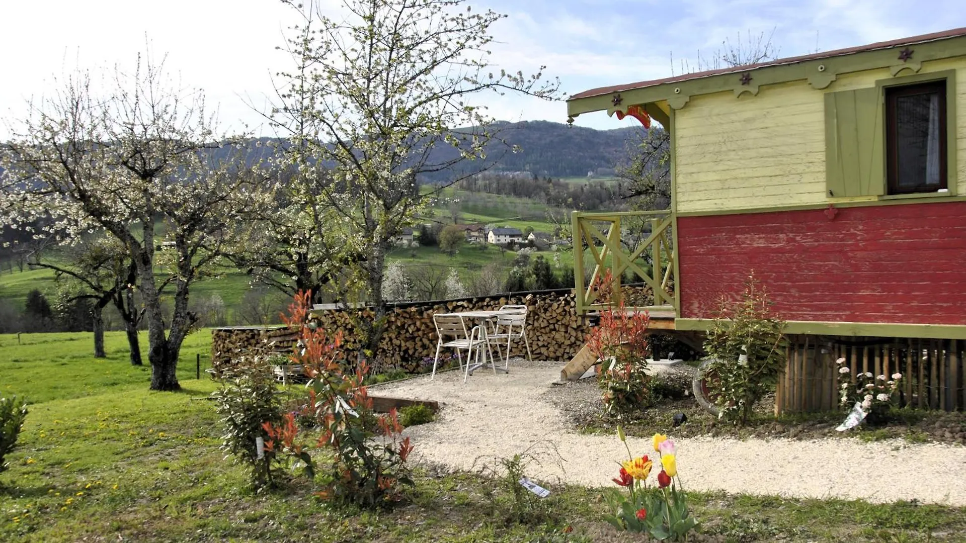 Bed & Breakfast Chambre D'Hote Dans Roulotte Amenagee Tout Confort Kitchenette Sdb La Fee Favie Villy-le-Bouveret