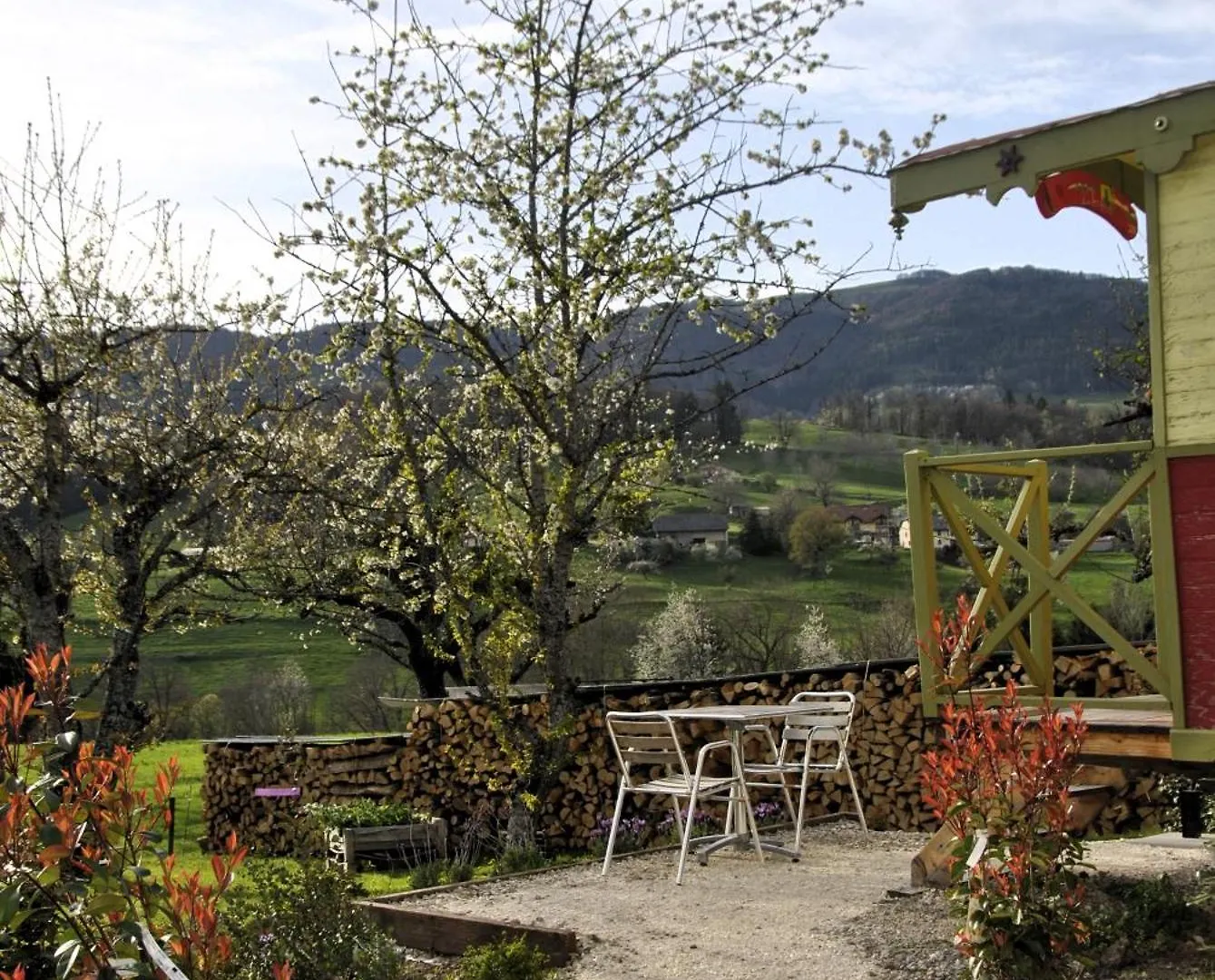 Bed & Breakfast Chambre D'Hote Dans Roulotte Amenagee Tout Confort Kitchenette Sdb La Fee Favie Villy-le-Bouveret