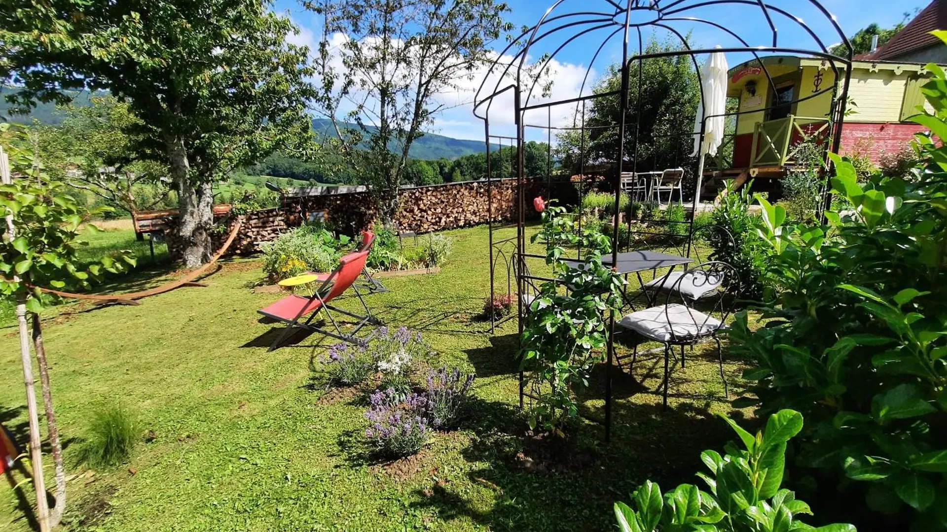 Bed & Breakfast Chambre D'Hote Dans Roulotte Amenagee Tout Confort Kitchenette Sdb La Fee Favie Villy-le-Bouveret